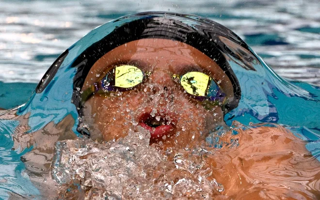 Portret francoskega plavalca Antoinea Herlema na 200 m hrbtno na francoskem plavalnem prvenstvu v Limogesu, v osrednji Franciji. Foto: Damien Meyer/Afp
