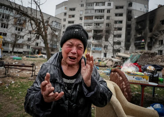 Ukrajinske reševalne ekipe so prišle v Borodjanko takoj po osvoboditvi in reševalna dela še vedno potekajo. FOTO: Gleb Garanich/Reuters
