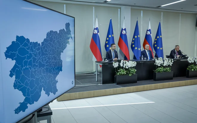 Ali se moramo bati? To sem pred dvema letoma ob ustoličenju sedanje Janševe vlade, ki jo je omogočila izdaja volivcev, za katero so odgovorni poslanci SMC in Desusa, zapisal v svojem prispevku. Foto Jože Suhadolnik/Delo

