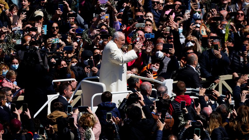 Fotografija: Prav papež je uporabil izraz, da je morebitni obisk Ukrajine »na mizi«. FOTO: Guglielmo Mangiapane/Reuters
