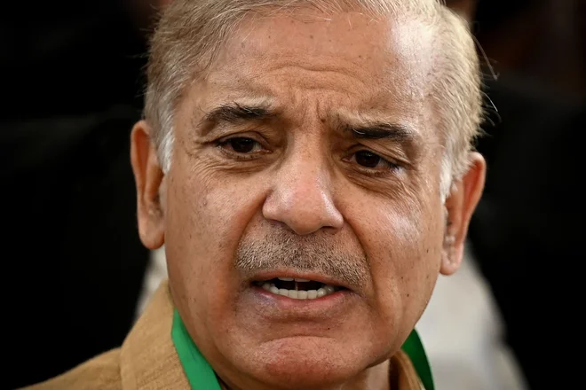 Vodja pakistanske opozicijske stranke PML-N Šebaz Šarif je postal predsednik vlade. FOTO: Aamir Qureshi/AFP
