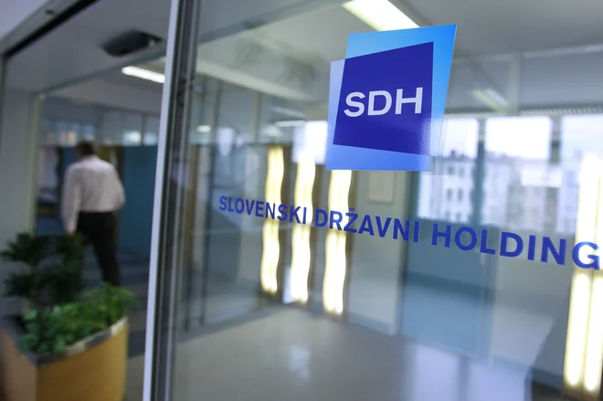 Za plače poslovodstev v državnih in občinskih družbah še vedno velja omejitev iz Lahovnikovega zakona, razen če vlada kot skupščina SDH soglaša z drugačno politiko plač. FOTO: Leon Vidic
