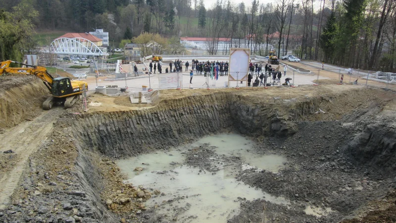 Fotografija: Velika gradbena jama na Tržaškem hribu je pripravljena za začetek gradnje razglednega stolpa Kristal. V ozadju že stoji nadhod Sonce, prav tako urejajo parkirišče P+R. FOTO: Špela Kuralt/Delo