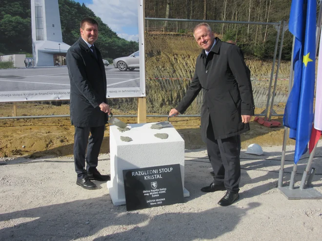 Slatinski župan Branko Kidrič in minister za gospodarstvo Zdravko Počivalšek sta položila temeljni kamen za razgledni stolp Kristal. FOTO: Špela Kuralt/Delo
