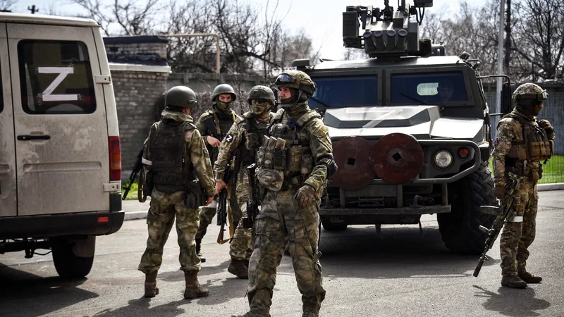 Fotografija: Ruski vojaki patruljirajo po ulicah samooklicane Donecke republike. FOTO: Alexander Nemenov/Afp