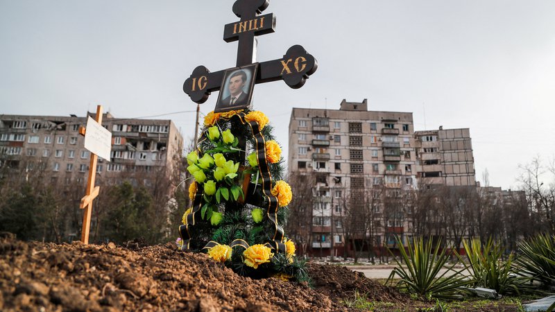 Fotografija: Ukrajinski predsednik Volodimir Zelenski trdi, da je bilo v Mariupolju ubitih vsaj deset tisoč ljudi. FOTO: Aleksander Ermočenko/Reuters
