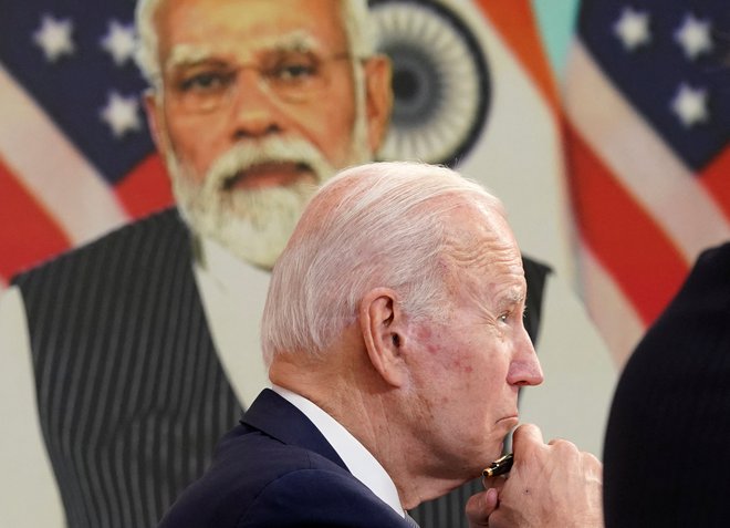 Predsednik ZDA Joe Bidenna virtualnem srečanju z Narendro Modijem. FOTO: Kevin Lamarque/Reuters
