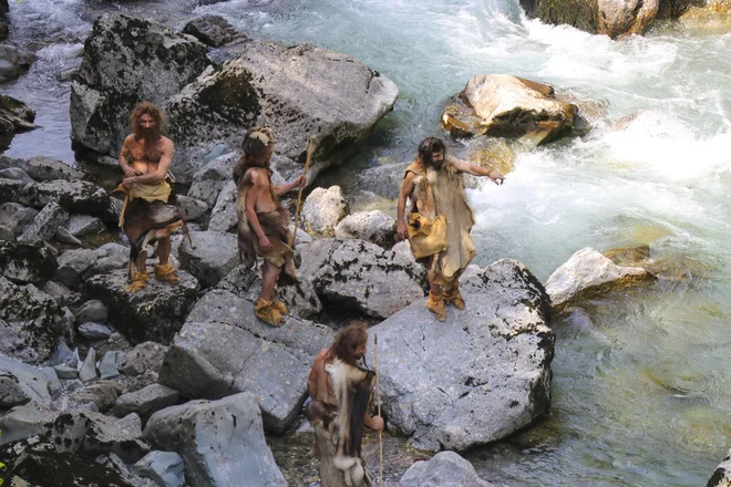 Pri snemanju videa so kot nastopajoči sodelovali člani Turističnega društva Reka. FOTO: Arhiv LTO Laufar Cerkno
