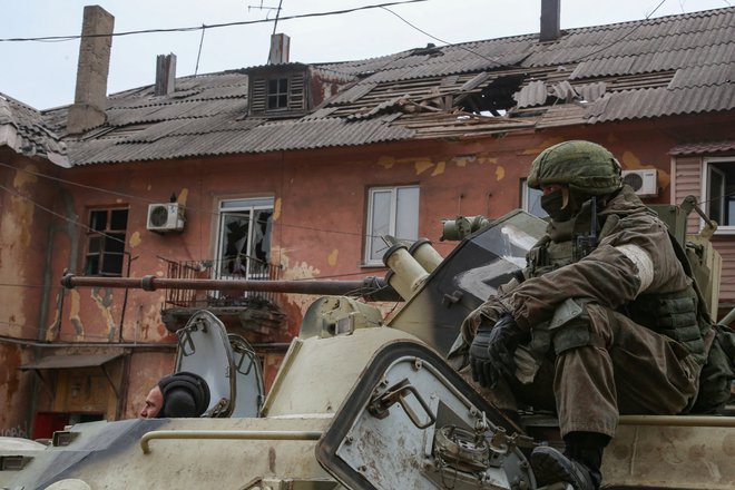 Proruski vojak v Mariupolju FOTO: Reuters
