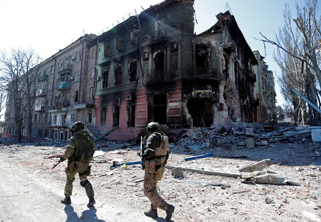 Ruska stran je objavila, da je prevzela nadzor nad pristaniščem v Mariupolju, ukrajinska stran je, nasprotno, zatrdila, da boji v strateško pomembnem mestu še potekajo. FOTO: Alexander Ermochenko/Reuters
