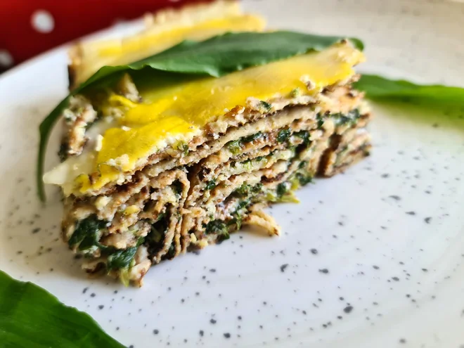 Poletov recept:&nbsp;Zapečene pirine palačinke s čemažem in sirom. FOTO: Tanja Drinovec/Delo
