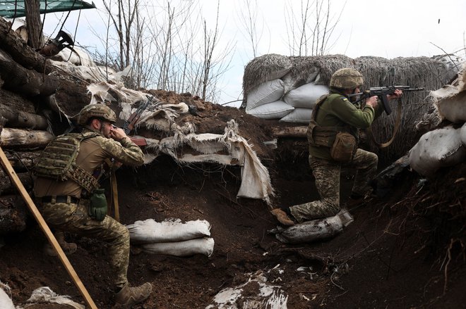 Ukrajinska vojaka na fronti v regiji Lugansk na vzhodu države FOTO: Anatolii Stepanov/AFP
