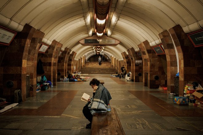 Prebivalci Harkova so zatočišče poiskali tudi v prostorih podzemne železnice. FOTO: Alkis Konstantinidis/Reuters

