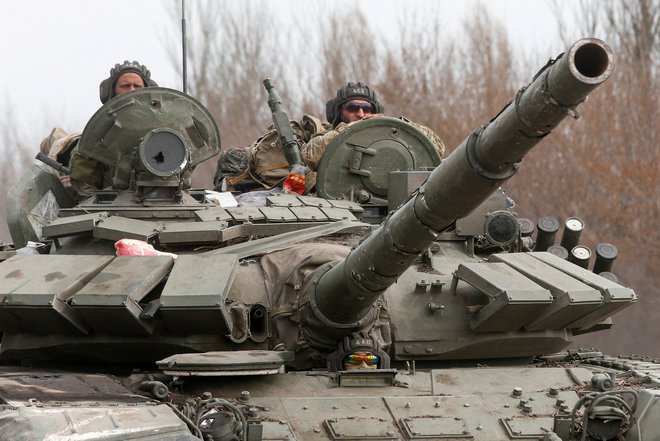 Proruska vojska v uničenem Mariupolju. FOTO: Alexander Ermochenko/Reuters
