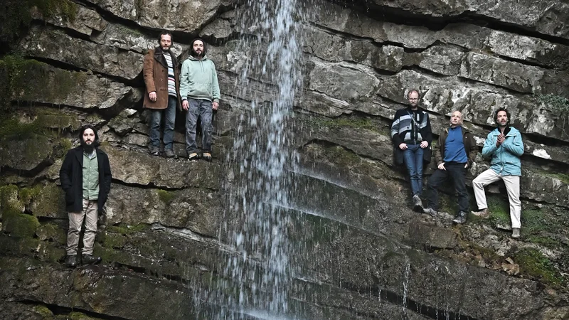 Fotografija: Bakalina velika so Jani in Samo Kutin, Dejan Lapanja, Matej Magajne, Marjan Stanić in Andrea Pandolfo. FOTO: Uroš Abram