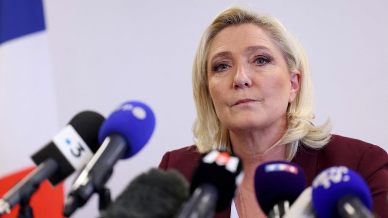 Fotografija: Skrajna desničarka Giorgia Meloni pravi, da ne Emmanuel Macron ne Marine Le Pen (na fotografiji) ne zastopata njenih vrednot. FOTO: Thomas Samson/AFP
