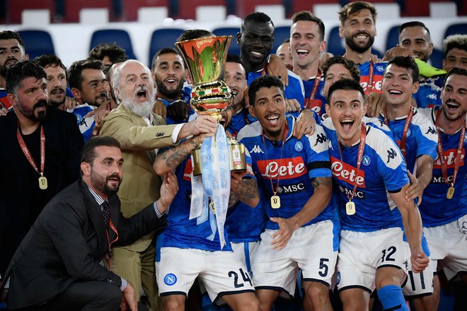 Napolijev predsednik Aurelio De Laurentiis, drži pokal, tudi klubsko finančno posluje po svojih pravilih in v svoj prid. FOTO: Filippo Monteforte/AFP
