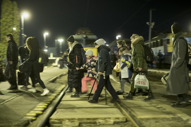 Begunci na železniški postaji Zahony, na Madžarskem, 9.marca 2022. FOTO: Jure Eržen/Delo
