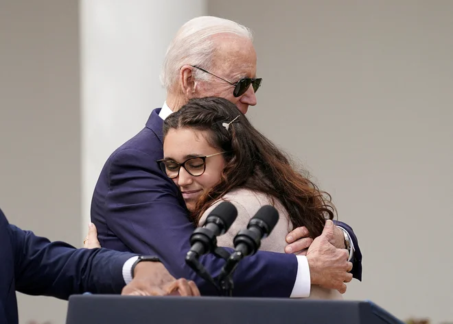 Predsednik Joe Biden s preživelo množičnega streljanja Mio Tretta. Foto Kevin Lamarque/Reuters
