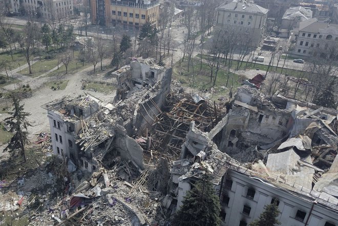 Uničeni Mariupolj. FOTO: Pavel Klimov/Reuters
