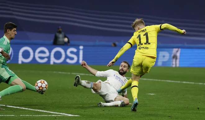Timo Werner je takole popeljal Chelsea v vodstvo s 3:0. FOTO: Juan Medina/Reuters
