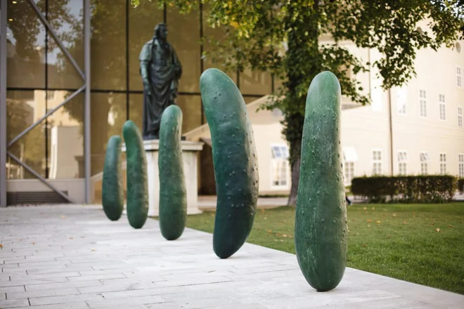 Avstrijski umetnik Erwin Wurm je svoje kumarice postavil v Furtwängler­park. Zdaj se ga je prijelo ime park kumar. FOTO: Salzburg.info