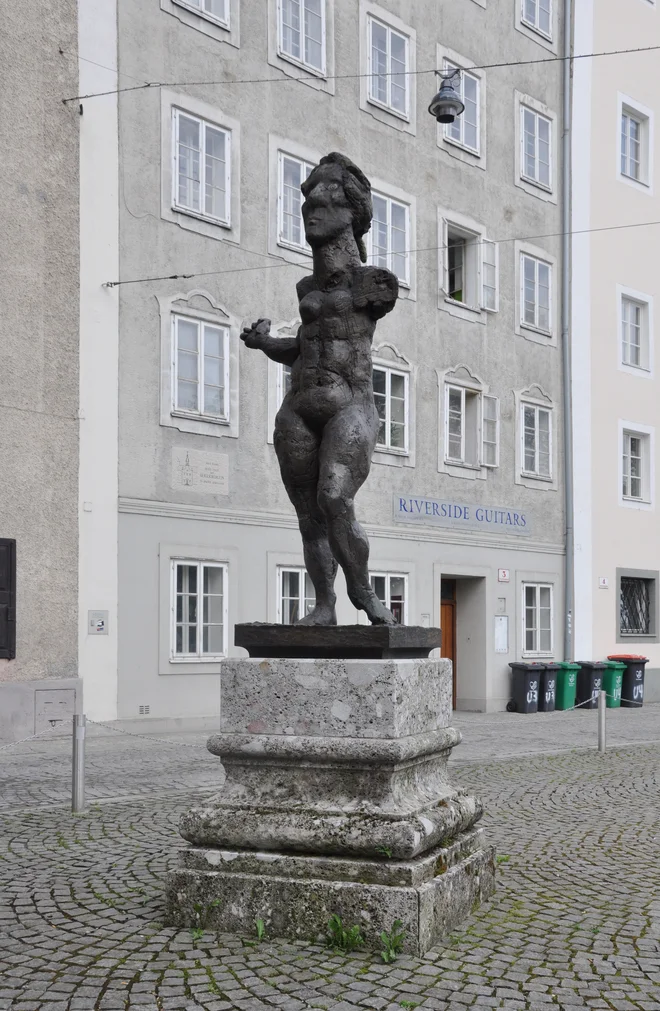 Mozartova figura na Ursulinenplatzu je pred leti tako razburjala mimo­idoče, da jo je nekdo namazal z rdečo barvo. Foto Salzburg.info
