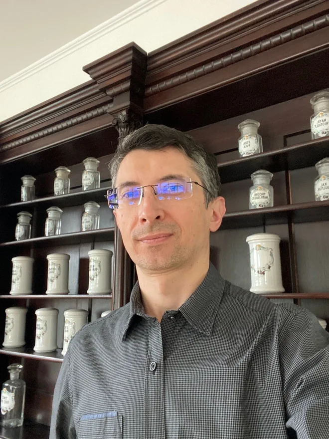»Neželenih posledic se bolj bojimo pri otrocih ter starejših. V teh starostnih obdobjih so spremenjeni fiziološki procesi, kar še prispeva k možnosti izražanja posledic nepravilne uporabe zdravil,« pravi Bojan Madjar. Foto osebni arhiv
