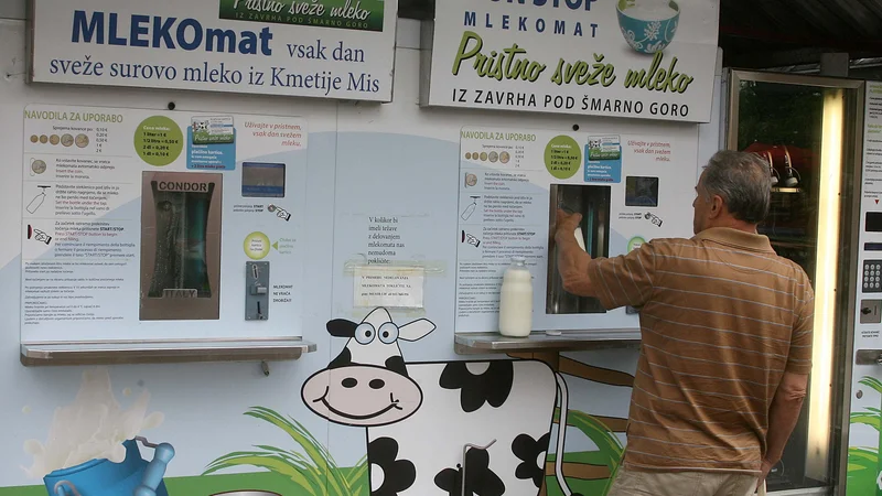 Fotografija: Mlekomat kmetije Mis na centralni tržnici je še eden redkih, ki je dobro obiskan. FOTO: Ljubo Vukelič