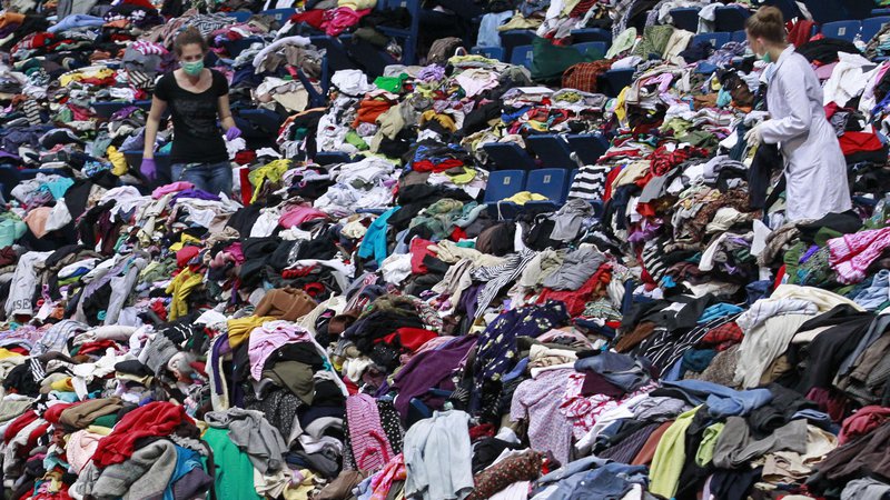 Fotografija: Količina zavrženih oblačil se iz leta v leto povečuje. FOTO: Tomi Lombar
