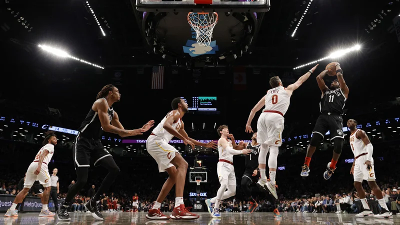 Fotografija: Kyrie Irving (pri metu) je bil najučinkovitejši Brooklynov mož za uresničitev prvega cilja, uvrstitve v končnico, kjer bo prvi tekmec Boston. FOTO: Sarah Stier/AFP