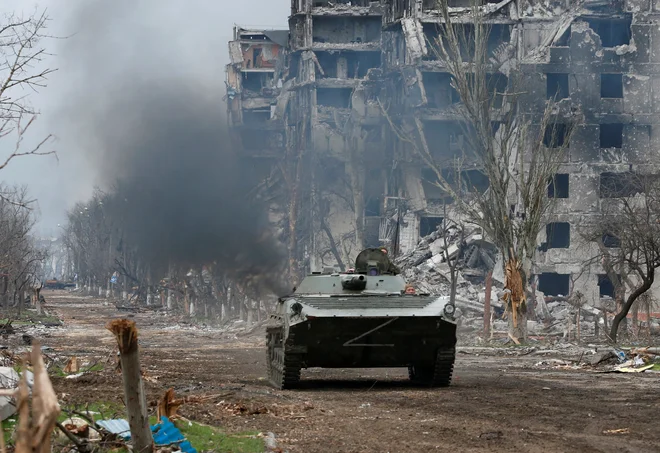 V bitki za Mariupolj je zdaj ena od osrednjih točk postala jeklarna Azovstal, napad na katero naj bi zdaj pripravljala ruska vojska. FOTO: Alexander Ermochenko/Reuters
