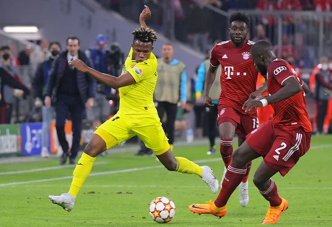 Samuel Chukwueze je sprožil uničujoči torpedo v Bayernovo ladjo. FOTO: Jose Jordan/AFP
