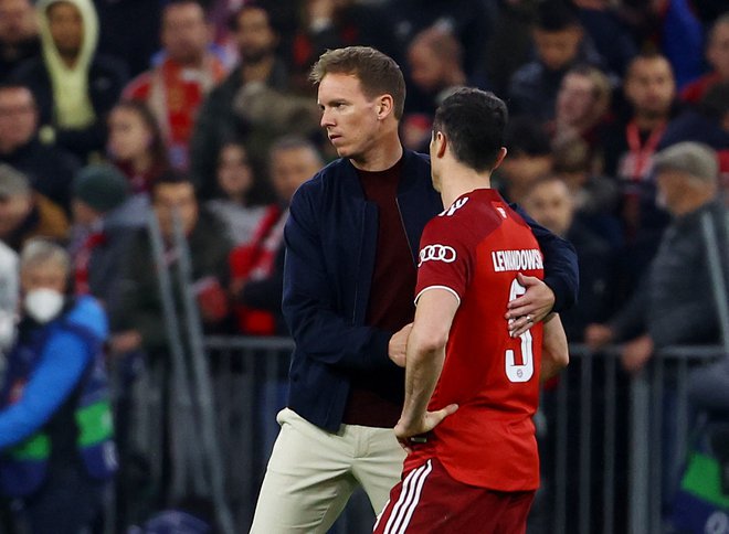 Mlademu trenerju Bayerna Julianu Nagelsmannu ni mogel pomagati niti najbolj izkušeni napadalec Robert Lewandowski. FOTO: Kai Pfaffenbach/Reuters
