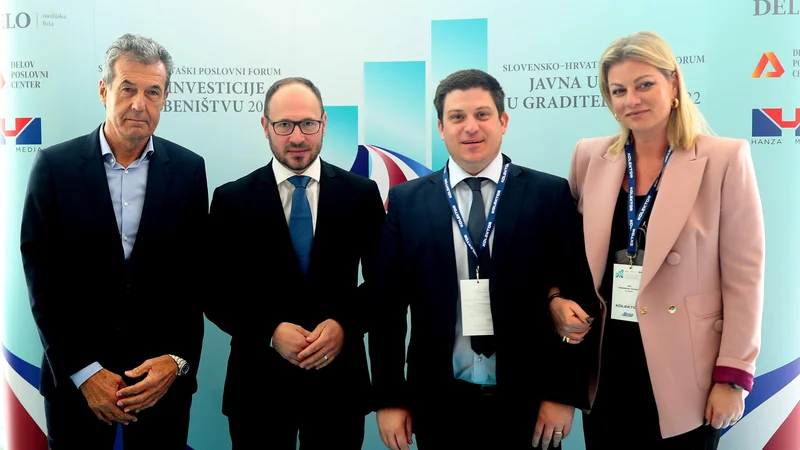 Fotografija: Udeležence poslovne konference so nagovorili Stojan Petrič, direktor medijske hiše Delo, slovenski minister za infrastrukturo Jernej Vrtovec ter hrvaški minister za pomorstvo, promet in infrastrukturo Oleg Butković ter Ana Hanžeković Krznarić, članica uprave Hanza media. FOTO: Blaž Samec/Delo