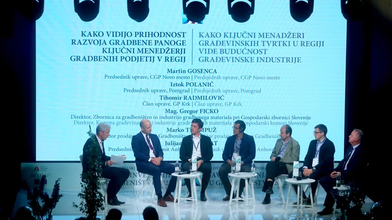 Fotografija: Direktorji gradbenih podjetij so govorili o prihodnosti gradbeništva. FOTO: Blaž Samec/Delo