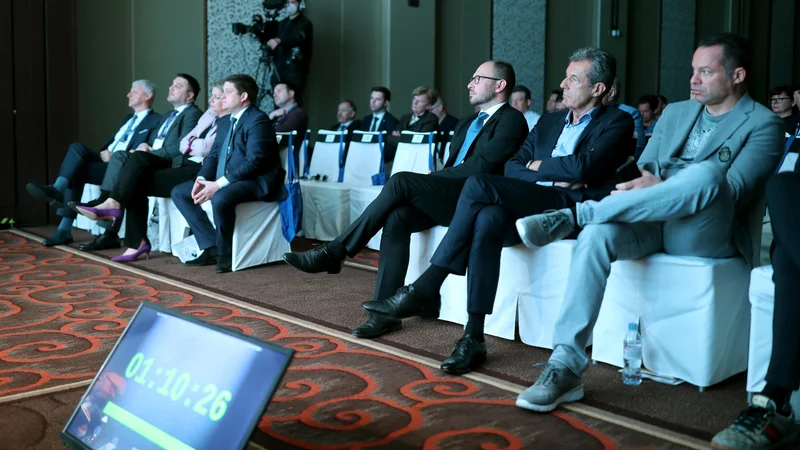 Fotografija: Udeleženci konference so z zanimanjem prisluhnili razpravam direktorjev slovenskih in hrvaških gradbenih podjetij na temo gradbeništva kot regijskega povezovalca. FOTO: Blaž Samec/Delo