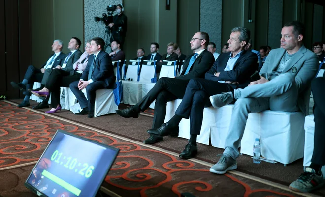 Udeleženci konference so z zanimanjem prisluhnili razpravam direktorjev slovenskih in hrvaških gradbenih podjetij na temo gradbeništva kot regijskega povezovalca. FOTO: Blaž Samec/Delo

