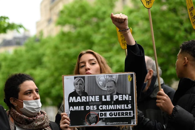 Protestniki proti skrajni desničarki Marine Le Pen. FOTO: Emmanuel Dunand/AFP
