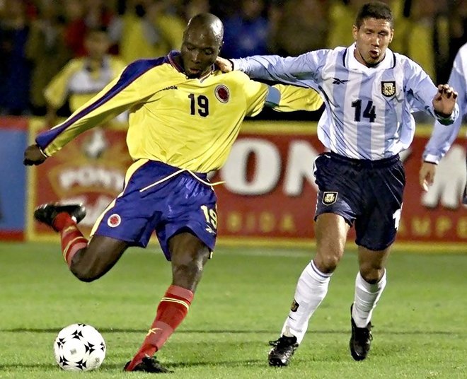Freddy Rincon et Diego Simeone lors du match Colombie-Argentine.  PHOTO : Marcelo Salinas / AFP