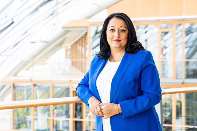 EIB bo pomagala Sloveniji in drugim članicah Unije pri nastanitvi in integraciji ukrajinskih vojnih beguncev, pravi njena podpredsednica Lilyana Pavlova. Foto EIB
