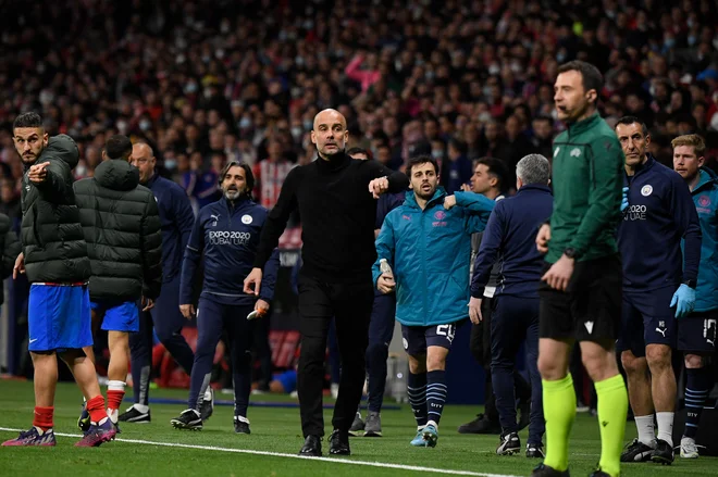 Pep Guardiola med tekmo z Atleticom. FOTO: Oscar Del Pozo/AFP
