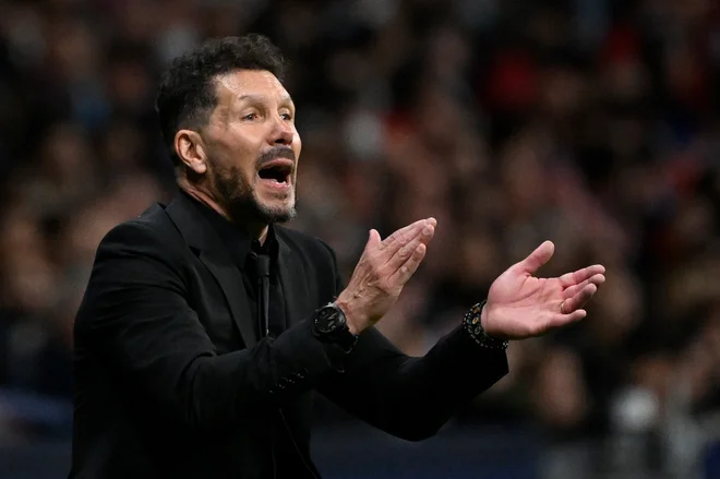 Diego Simeone med tekmo z Manchester Cityjem. FOTO: Pierre-Philippe Marcou/AFP
