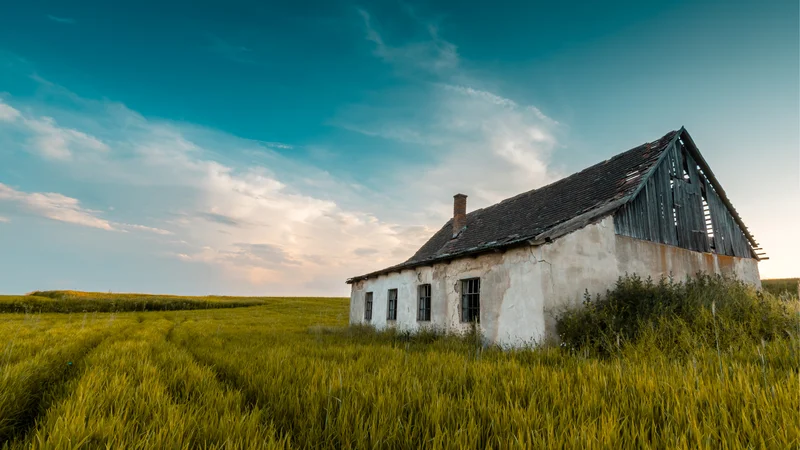 Fotografija: Pravnica svetuje, kako ravnati v primeru, ko eden od solastnikov objekta ne da soglasja za nujno potrebno obnovo. FOTO: Matt Ledwinka, Shutterstock
