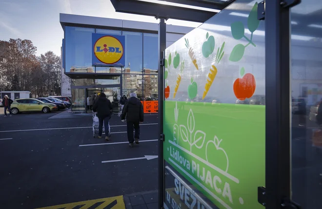 Podjetje je naslovilo tudi specifiko slovenske pokojninske zakonodaje, ki zaposlene za krajši delovni čas, kljub nadpovprečnim plačam v trgovski panogi, postavlja v bistveno slabši položaj s tistimi, ki so zaposleni za polni delovni čas.&nbsp;FOTO: Jože Suhadolnik/Delo
