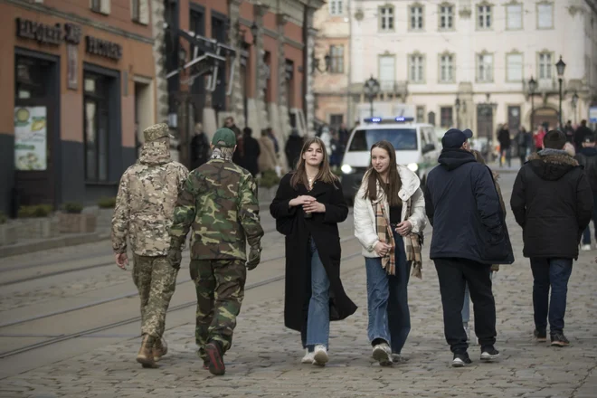 Ukrajinski vojaki v uniformah na lvovskih ulicah. FOTO: Jure Eržen/Delo
