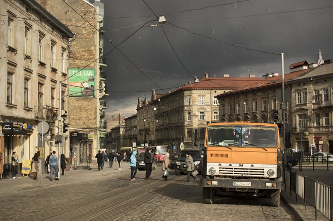 Utrip na ulici v središču Lvova. FOTO: Jure Eržen/Delo

