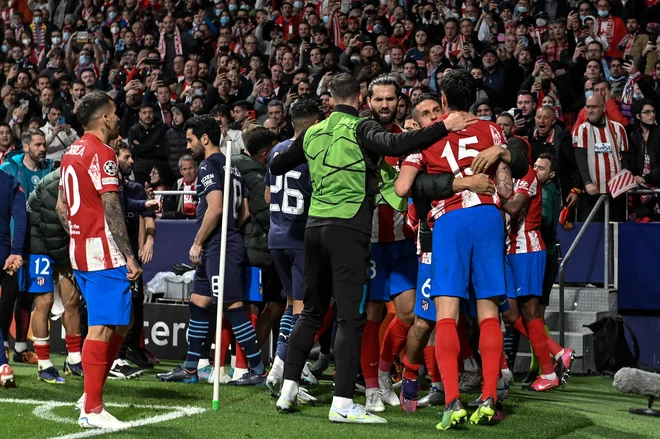 Povratna tekma na štadionu Atletica je bila iz minute v minuto bolj incidentna. FOTO: Oscar Del Pozo/AFP
