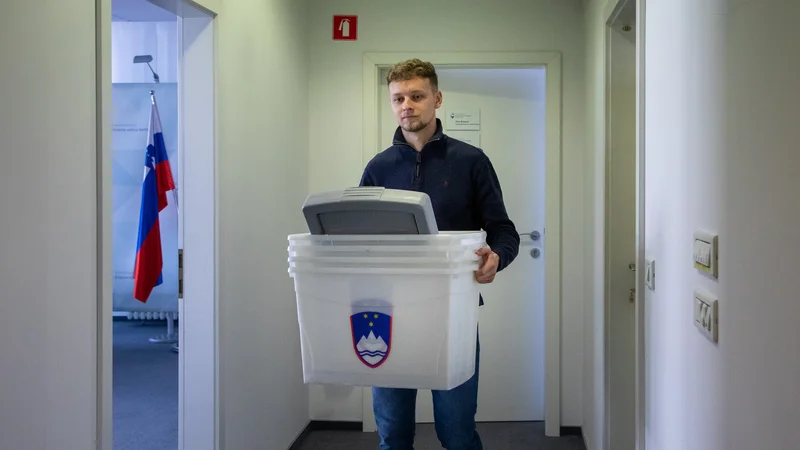 Fotografija: Glasovnice so začeli tiskati minuli petek, prve bo mogoče v volilno skrinjico spustiti že v torek. FOTO: Voranc Vogel