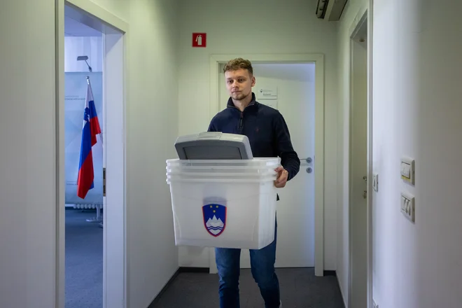 Glasovnice so začeli tiskati minuli petek, prve bo mogoče v volilno skrinjico spustiti že v torek. FOTO: Voranc Vogel